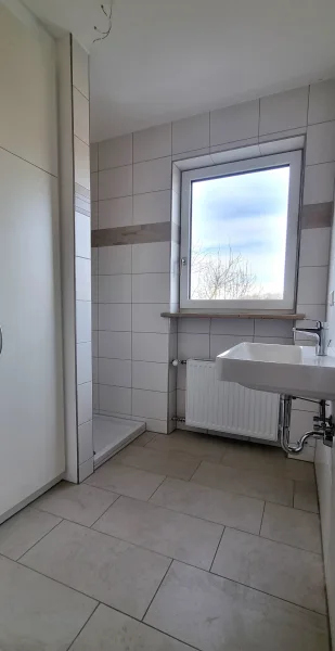 Badezimmer Erdgeschoss mit Dusche und Einbauschrank