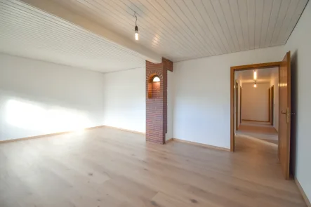 Wohnzimmer mit Blick Richtung Flur - Wohnung kaufen in Mering - Niedriges Hausgeld, großzügiges Wohnen, eigene Garage und vieles mehr!