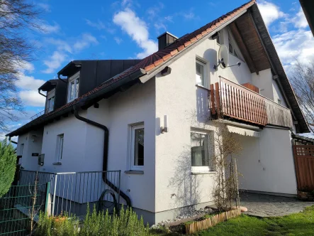 Hausansicht 1 - Haus kaufen in Puchheim - Klein, aber mein: 3,5 Zimmer Quattrohaus mit sonnigem Garten