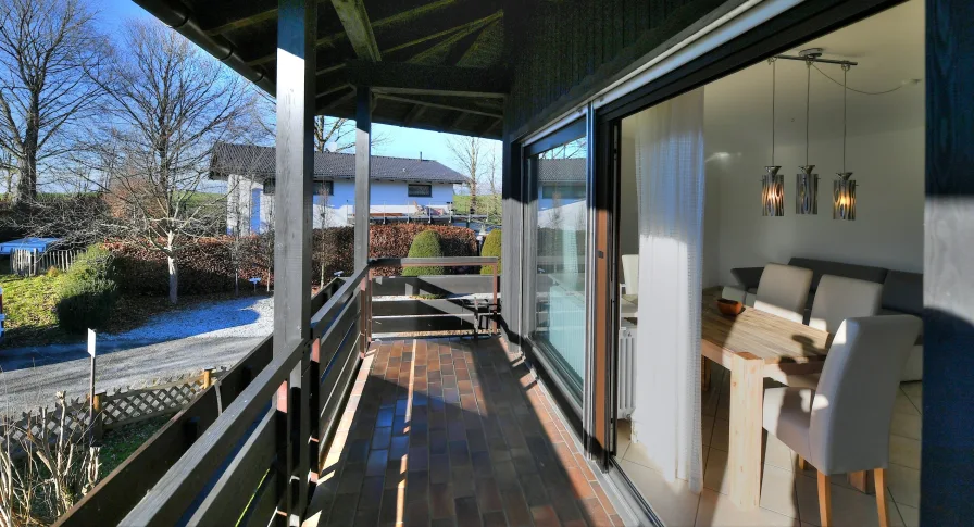 Süd-West-Balkon vor dem Wohnzimmer, mit Bergblick