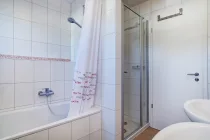 2 Bäder mit Dusche und Wanne