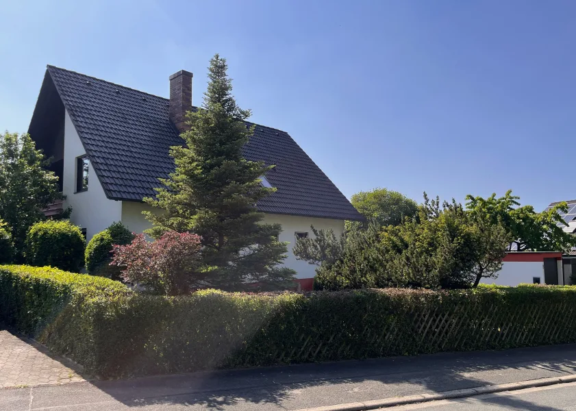 Seitenansicht vorne - Haus kaufen in Altenkunstadt - Begehrte Wohnlage !