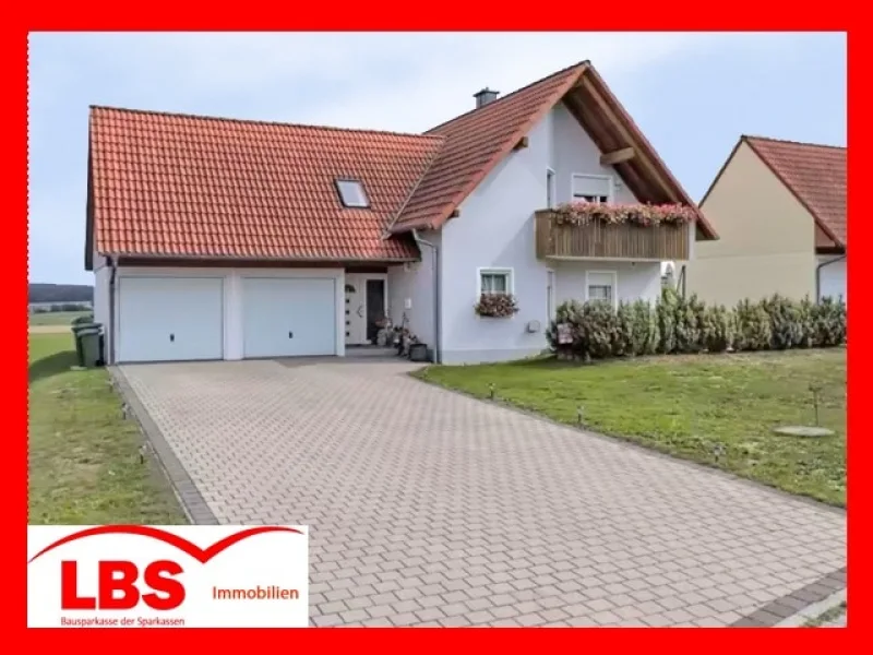 Hausansicht - Haus kaufen in Vilseck - Attraktives großzügiges Einfamilienhaus mit sonnigem Garten und  Doppelgarage in Vilseck