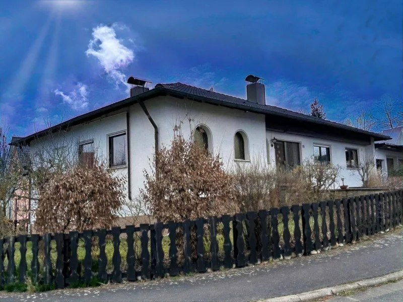 Außenansicht - Haus kaufen in Pommersfelden - Walmdach-Bungalow mit ELW in der Nähe von Schloss Weissenstein