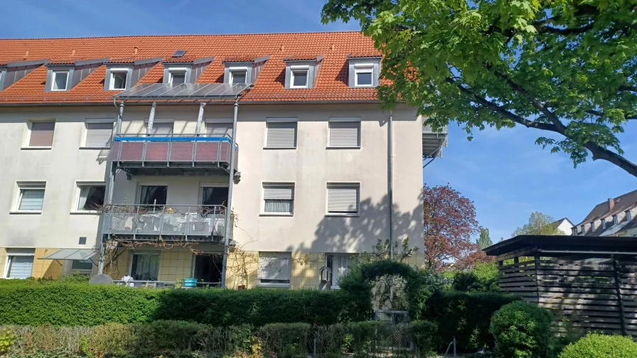 Titelbild - Wohnung kaufen in Fürth - 4-Zimmer-Dachgeschosswohnung mit viel Privatsphäre in Fürth - Eigennutzung ab Mai möglich!