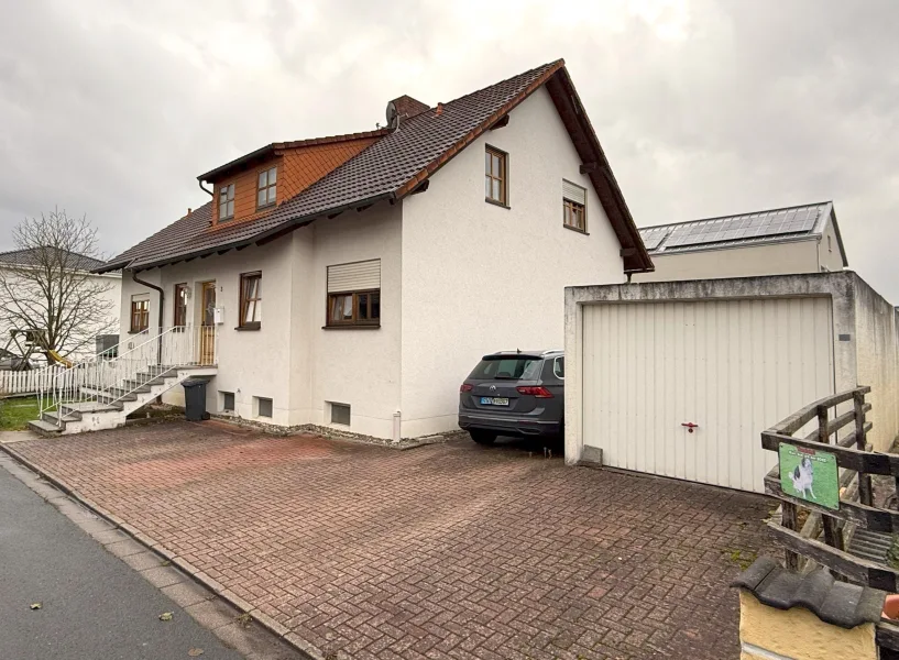 Ansicht mit Garage