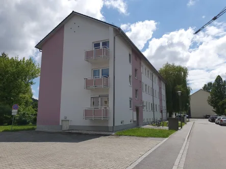 Hausansicht - Wohnung mieten in Landshut - 2-Zi.-Wohnung mit Balkon !