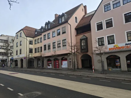 Ansicht Hauptstraße - Zinshaus/Renditeobjekt kaufen in Weiden - Interessante Wohn- und Geschäftshäuser (Straßenzug mit 5 Häusern) in zentraler Top-Lage von Weiden