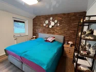 Schlafzimmer mit hochwertiger Wandgestaltung