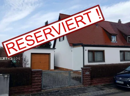 Hausansicht Titel reserviert - Haus kaufen in Nürnberg -  Doppelhaushälfte mit Erweiterungspotential und Baugrundstück 