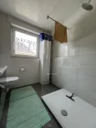 Bad mit Dusche und Fenster 