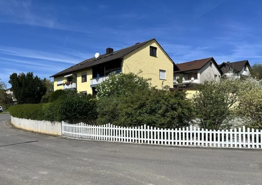 Straßenansicht - Haus kaufen in Poppenhausen - Eigennutz oder Kapitalanlage!Gepflegtes Mehrfamilienwohnhaus in ruhiger Wohnlage 