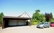 Hausansicht mit Carport und Garagen