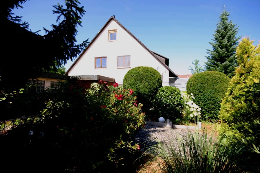 Hausansicht West mit Freisitz - Haus kaufen in Cadolzburg - VERKAUF IM BIETERVERFAHREN !  Familienfreundliches Einfamilienhaus in ländlicher Umgebung 