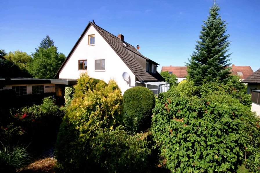 Hausansicht Südwest mit Garten