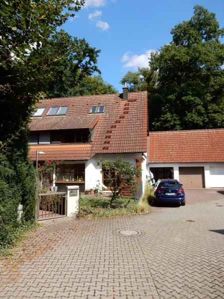 Hausfrontalansicht Zuweg - Haus mieten in Nürnberg - Ihr neues Familiendomizil in Nürnberg / Gerasmühle