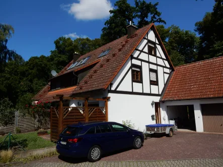 Hausansicht m Garage - Haus mieten in Nürnberg - Ihr neues Familiendomizil in Nürnberg / Gerasmühle