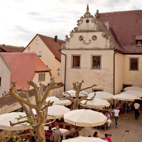 Großzügiger Innenhof mit 120 Sitzplätzen