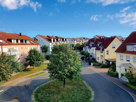 Schöne Aussicht - Wohnung kaufen in Würzburg - Sofort beziehbare, attraktive,  2,5-Zimmerwohnung mit Loggia und Tiefgaragenstellplatz