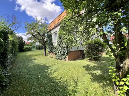 Ideal für Gartenfreunde - Haus kaufen in Grettstadt - Solide gebautes Einfamilienhaus mit zwei Garagen 