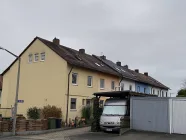 Hausansicht mit Zuwegung