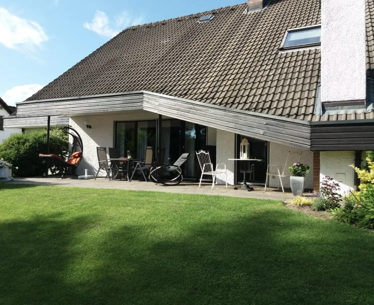 Außen_Terrasse 1 - Haus kaufen in Postbauer-Heng - Großzügiges Architektenhaus in ruhiger Lage mit gepflegtem Garten