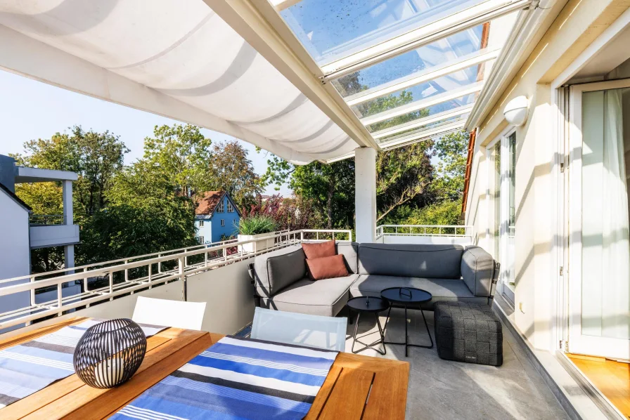 Balkon mit Glas überdacht