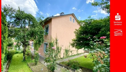 Titelbild mit rotem Rahmen - Haus kaufen in Niederaichbach - Wohnen in ruhiger Lage: Zweifamilienhaus in Oberaichbach sucht neuen Besitzer