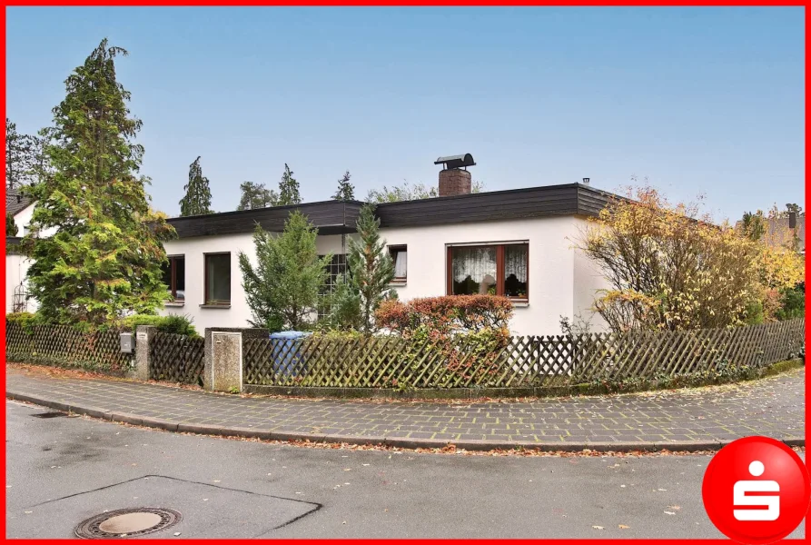 Titelbild - Haus kaufen in Nürnberg - Lassen Sie diesen Bungalow im neuen Glanz erstrahlen!