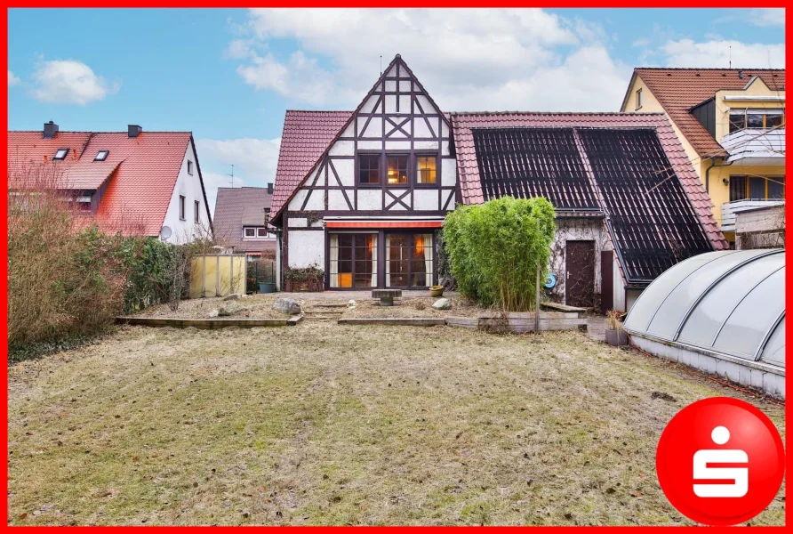 Hausansicht mit Garten - Haus kaufen in Nürnberg - Großzügig Wohnen in Nürnberg-Fischbach mit herrlichem Grundstück