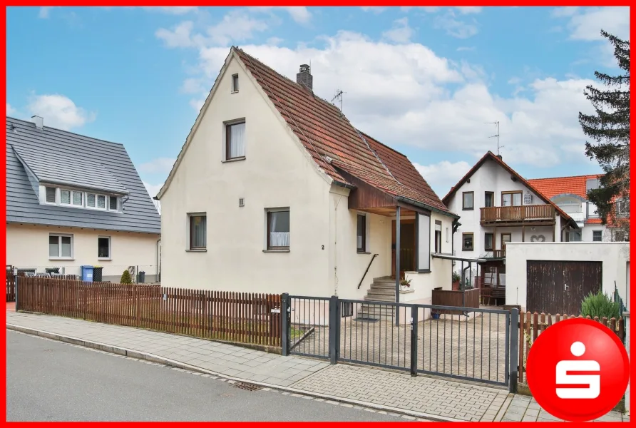 Hausansicht - Straßenseite - Haus kaufen in Nürnberg - Einfamilienhaus mit Garage und Gartenhaus in Nürnberg-Altenfurt