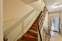 Zugang zur Wohnung im OG über das gemeinsames Treppenhaus