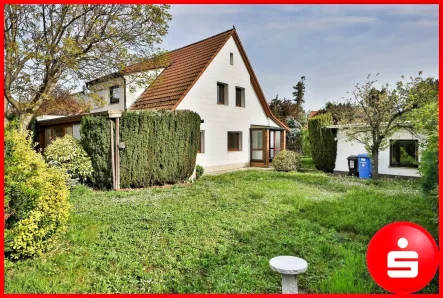 Außenansicht - Haus kaufen in Nürnberg - Doppelhaushälfte mit großem Grundstück und Doppelgarage