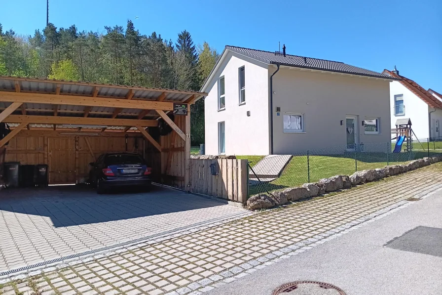 Nordost-Ansicht mit Doppelcarport