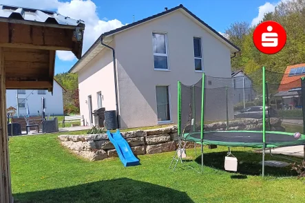 Hausansicht mit Garten - Haus kaufen in Etzelwang - Neuwertiges Eigenheim mit schönem Garten in Etzelwang