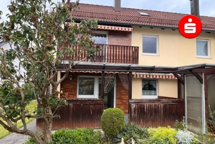 Hausansicht - Terrasse und Balkon - Haus kaufen in Altdorf - Schöne DHH in Altdorf mit Garage und Garten