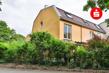 Deckblattbild - Haus kaufen in Nürnberg - Freies Reiheneckhaus mit Garage in Röthenbach b.Schweinau