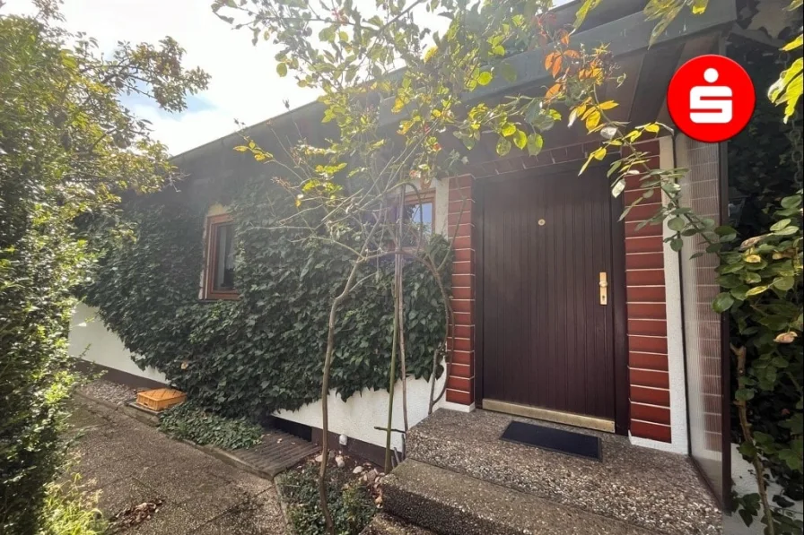 Hausansicht - Eingangsbereich - Haus kaufen in Burgthann - Haus im Bungalowstil in Burgthann OT Ezelsdorf