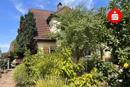 Hausansicht mit Garten - Haus kaufen in Winkelhaid - Großes freistehendes EFH in Winkelhaid