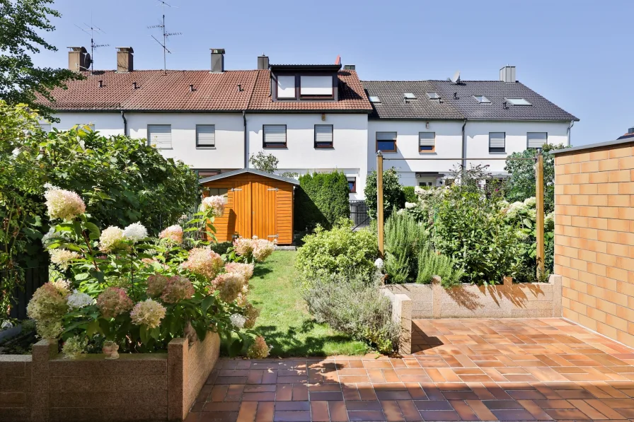 Terrasse mit Blick in den Garten