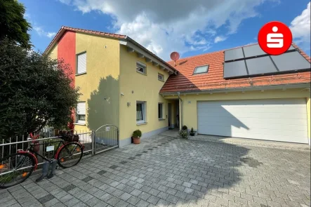 Hausansicht Süd-Ost-Seite - Haus kaufen in Lauterhofen - Hochwertiges Wohnhaus mit schönem Garten - Lauterhofen