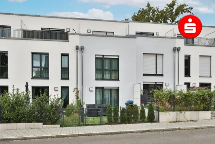 Titelbild - Haus kaufen in Nürnberg - Modernes Reihenmittelhaus mit Carport in Röthenbach b. Schw.