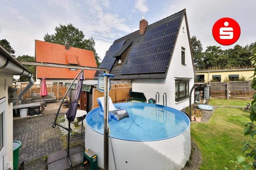 Pool im Garten - Haus kaufen in Stein - Frei werdendes Einfamilienhaus mit Garage in Stein