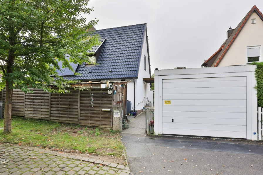 Außenansicht mit Garage