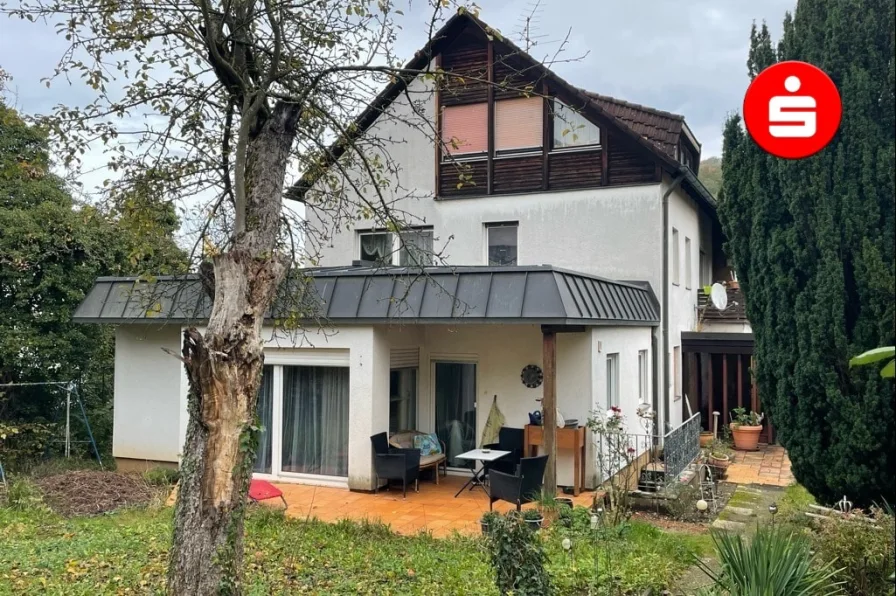 Hausansicht mit Garten - Haus kaufen in Happurg - Vielseitiges Wohnhaus mit zwei Einheiten in Happurg!