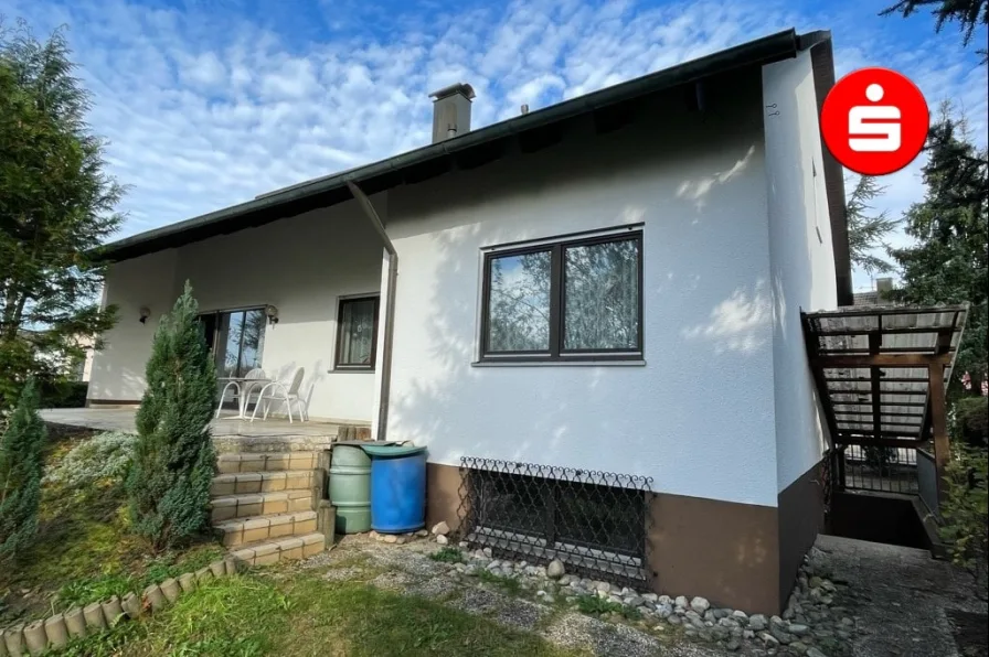 Hausansicht mit Terrasse und Kellerzugang - Haus kaufen in Hersbruck - Wohnhaus mit vielen Möglichkeiten - Hersbruck-Altensittenbach 