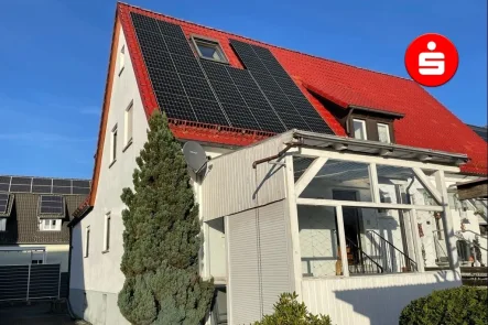 Hausansicht mit überdachter Terrasse - Haus kaufen in Hersbruck - Vielseitige DHH in Hersbruck - Altensittenbach