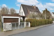 Hausansicht mit Garage