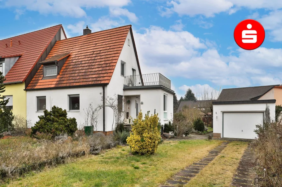 Deckblattbild - Haus kaufen in Nürnberg - Kleine Doppelhaushälfte auf großem Grundstück in Gebersdorf