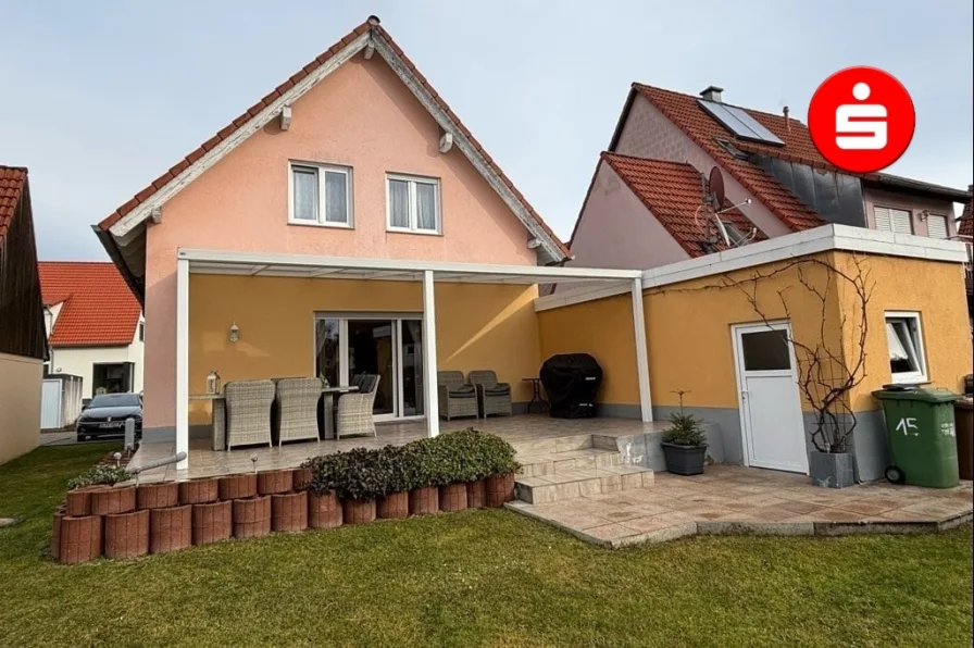 Hausansicht mit Terrasse - Haus kaufen in Hersbruck - Gepflegtes Wohnhaus in Hersbruck - Altensittenbach 